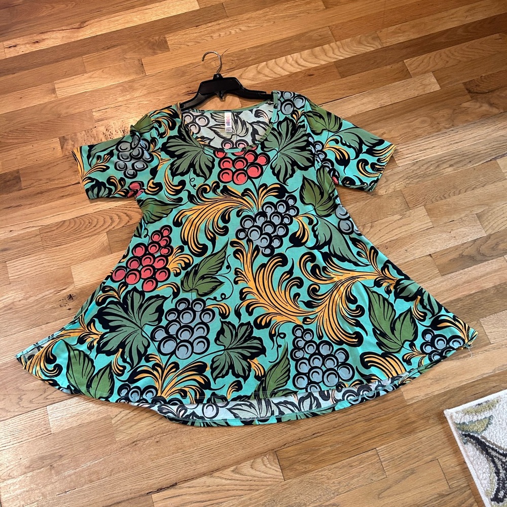 Lularoe Grapes Grapevine Leaves Patterned Tunic Top with Short Sleeves